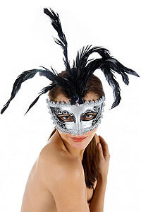Benátská maska přes oči stříbrná s peřím